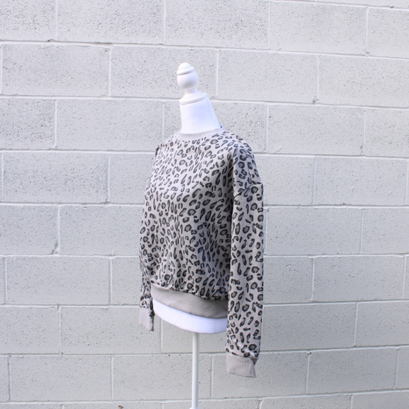 Wild and cozy Leopard Print crewneck sweatshirt - Picture 3 of 4